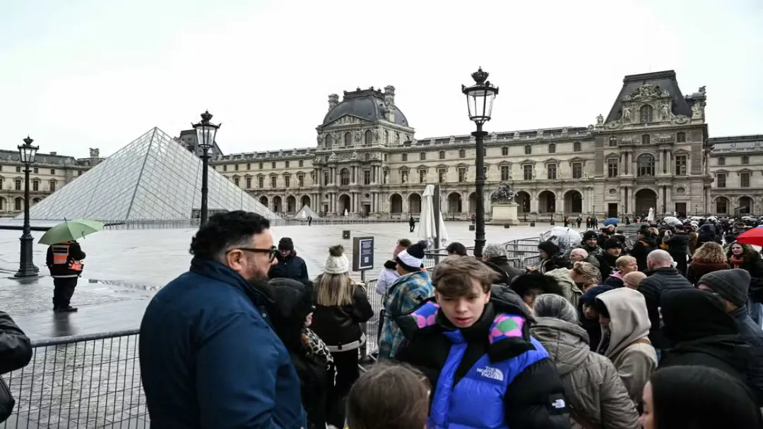 Louvre fica 45% mais caro para brasileiros: novo preço é de 32 euros