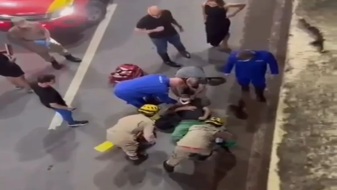 Homem cai do viaduto da Avenida 85 e é socorrido pelos Bombeiros em Goiânia
