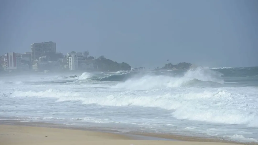 Adolescente de 14 anos desaparece no mar de Copacabana durante ressaca