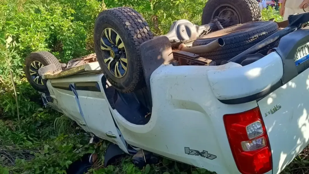 Caminhonete com 16 pessoas capota na GO-507 em Rio Quente; há mortos