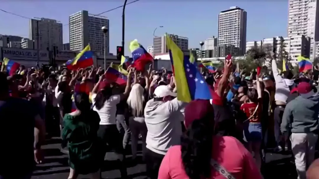 Venezuelanos festejam captura de Maduro em Santiago