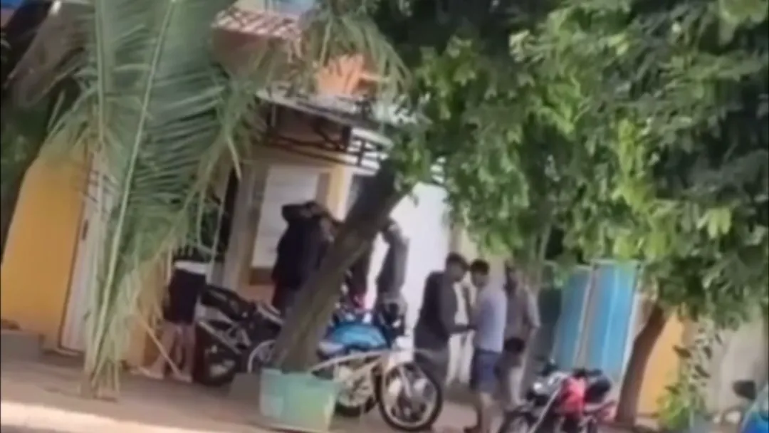 Vídeo mostra PM agredindo adolescente com socos e tapas durante abordagem