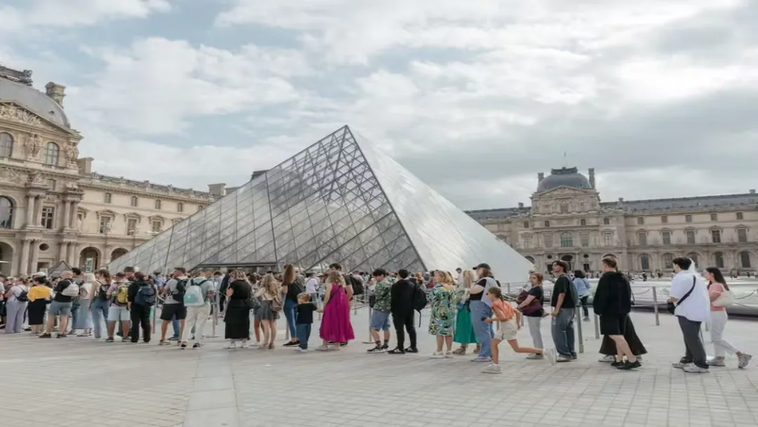Crise em Paris: Presidente do Louvre renuncia após roubo e fraudes