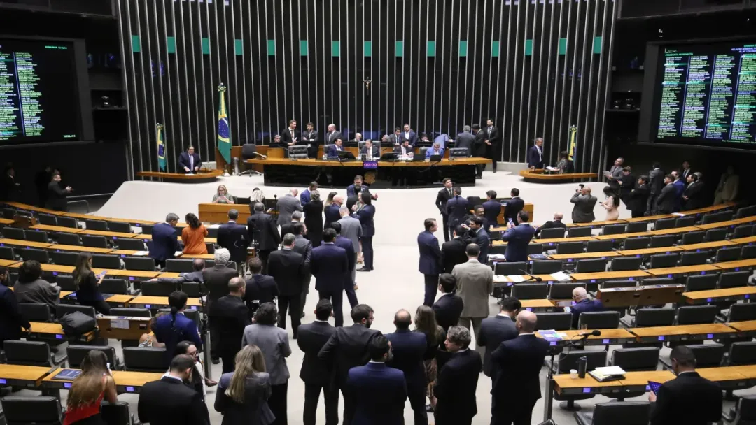 Câmara aprova PL Antifacção com penas de 40 anos e isolamento federal