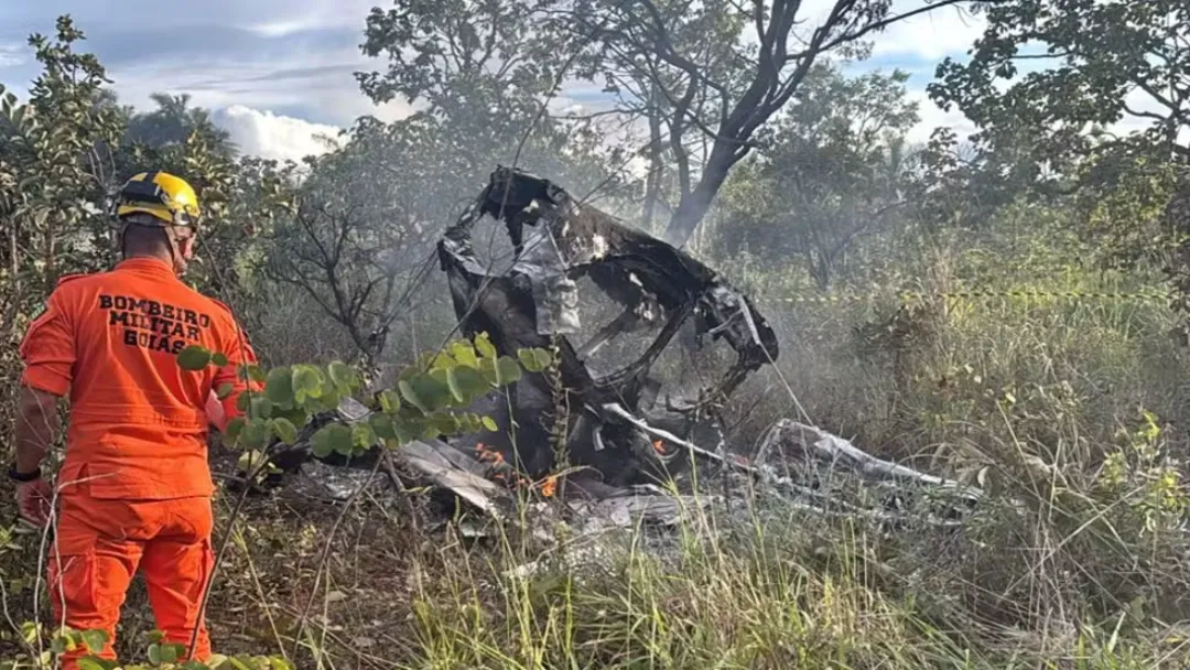 Avião cai e pega fogo após decolar em Formosa; piloto sobrevive