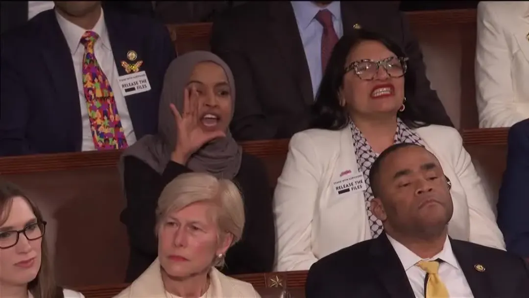 "Você matou americanos": Ilhan Omar grita com Trump no Estado da União