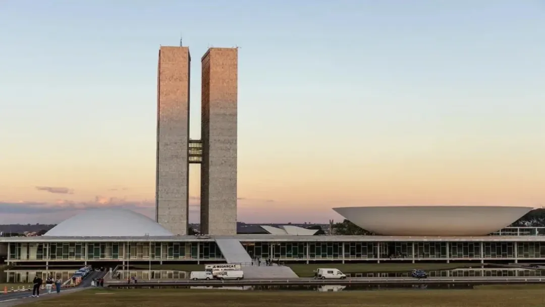 PEC do fim da escala 6x1 avança na Câmara: veja o que muda