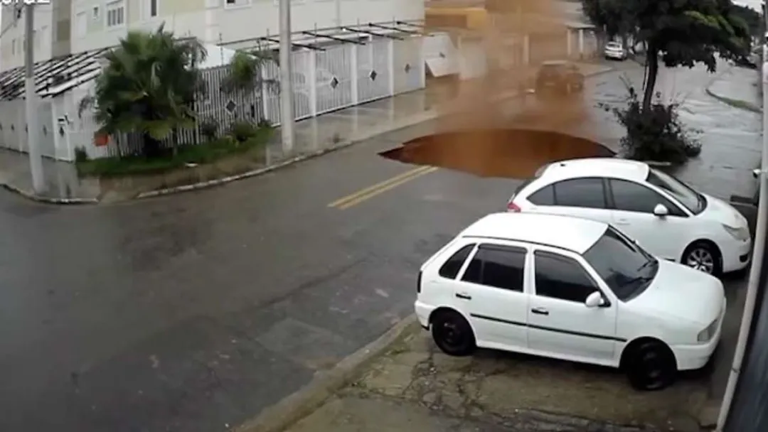 Cratera se abre em São José dos Campos após fortes chuvas; veja detalhes