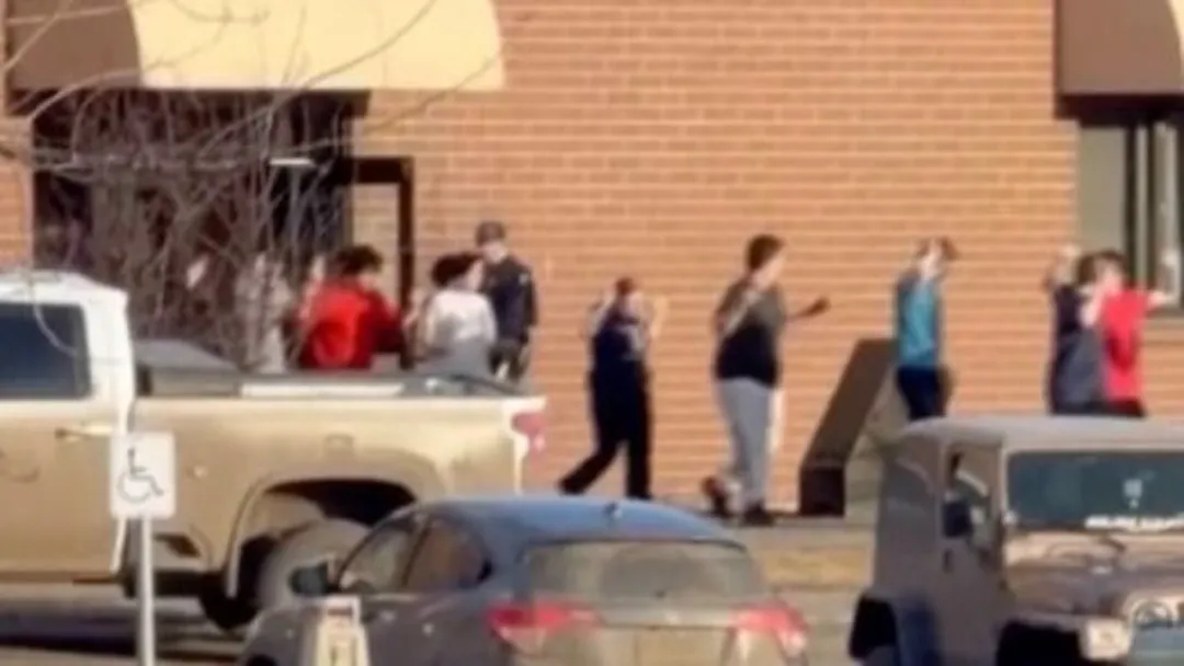 Ataque a tiros em escola no Canadá deixa 10 mortos em Tumbler Ridge