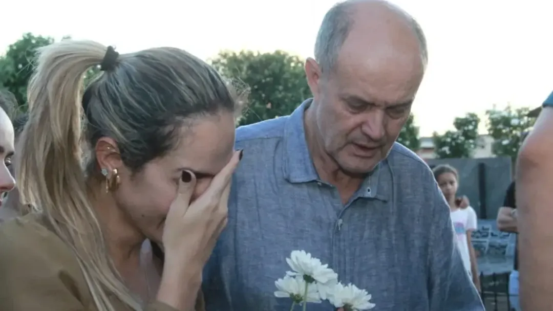 Itumbiara: Mãe de crianças mortas pelo pai deixa enterro sob escolta após ameaças.