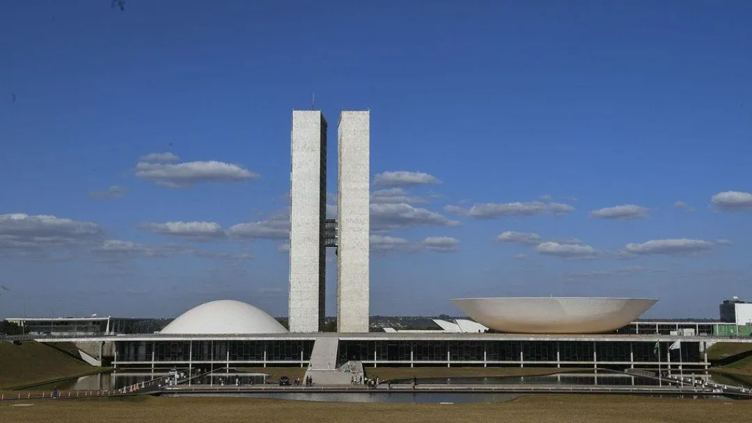 Congresso Aprova Salários de Até R$ 77 Mil para Servidores