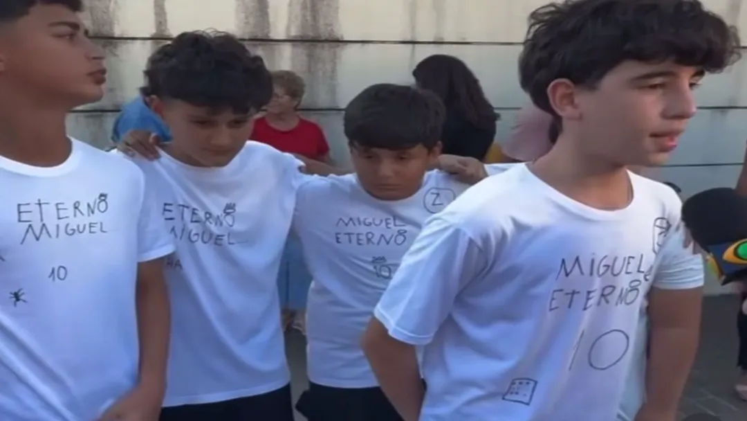Colegas de escola e professores prestam homenagem no velório de Miguel em Itumbiara.
