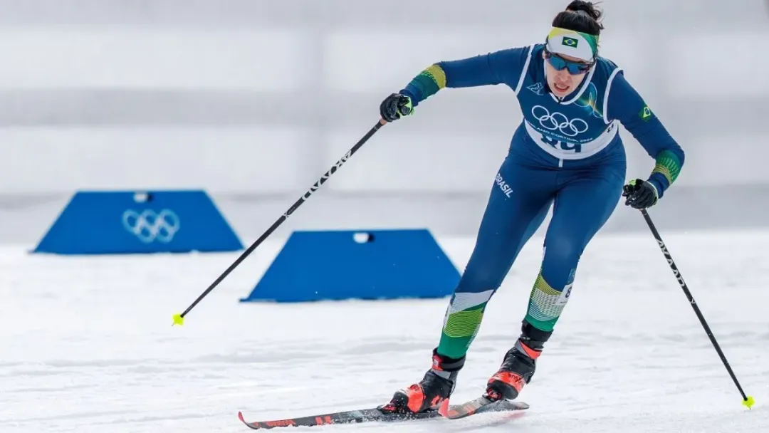 Brasileira Eduarda Ribera é socorrida em prova nas Olimpíadas de Inverno.