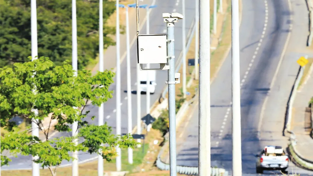 GO-020: Novos radares que monitoram até o acostamento são instalados.