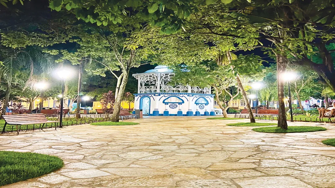 Troca de Lâmpadas no Centro Histórico de Goiás Gera Polêmica