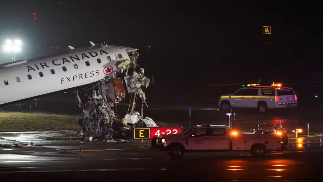 Avião colide com caminhão de bombeiros no aeroporto LaGuardia em Nova York