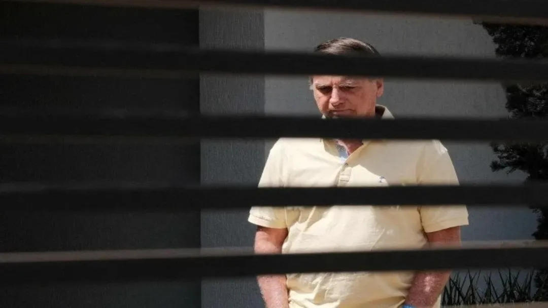 A Primeira Turma do STF negou pedido de prisão domiciliar para Jair Bolsonaro. Ministros Moraes, Dino e Zanin votaram pela permanência do ex-presidente na Papudinha.