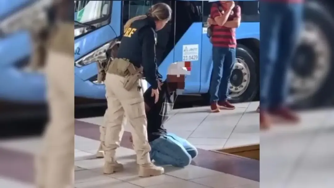 Homem tenta furtar arma de policial da PRF na Rodoviária de Goiânia e é preso