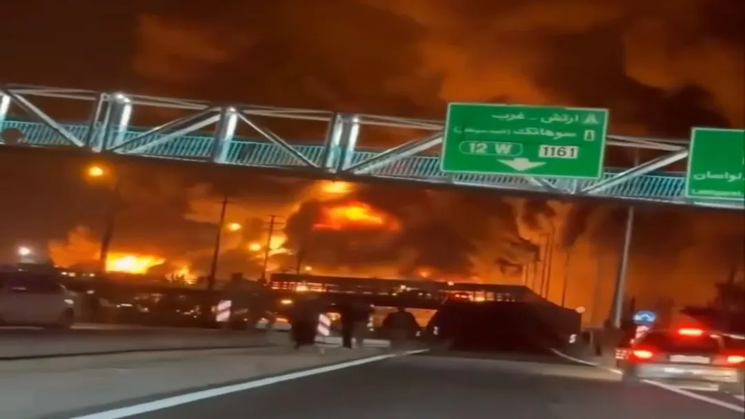 Israel bombardeia refinarias no Irã; preço do petróleo dispara globalmente