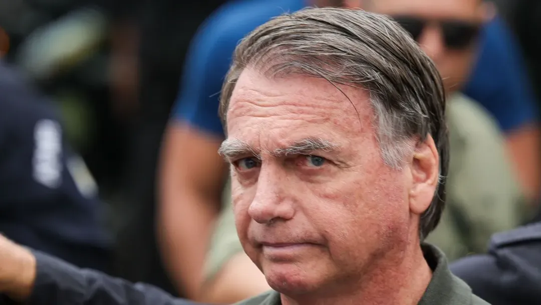 Defesa de Bolsonaro pede ao STF para que assessor de Trump o visite na prisão