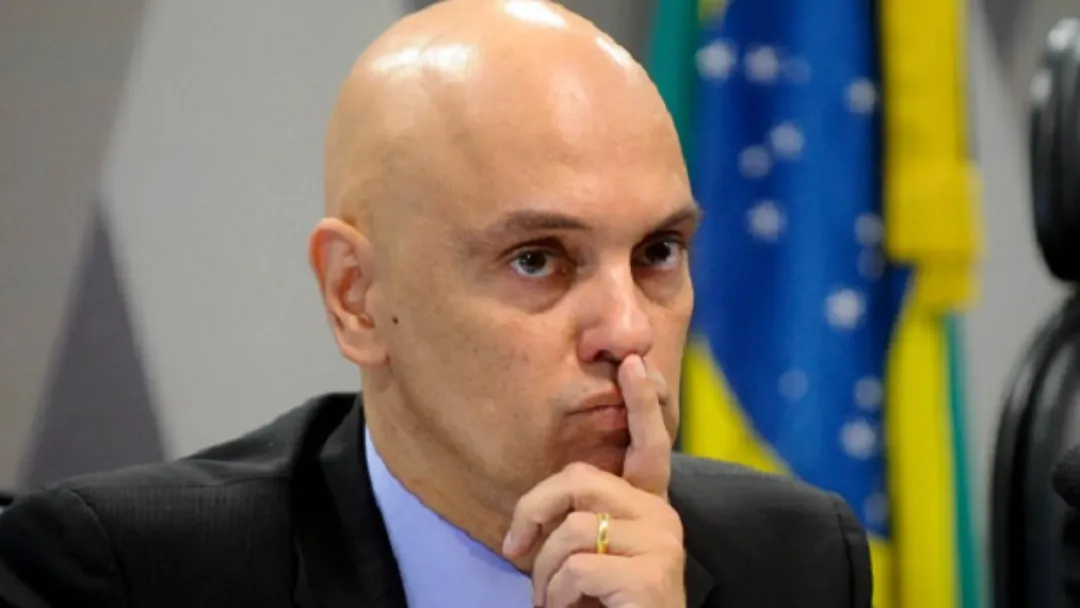 Moraes proíbe visita de conselheiro de Trump a Bolsonaro após aviso do Itamaraty