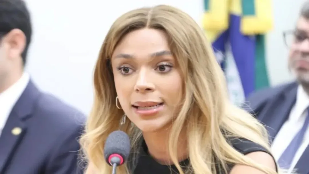 MPF pede R$ 10 milhões de Ratinho e SBT por transfobia contra Erika Hilton