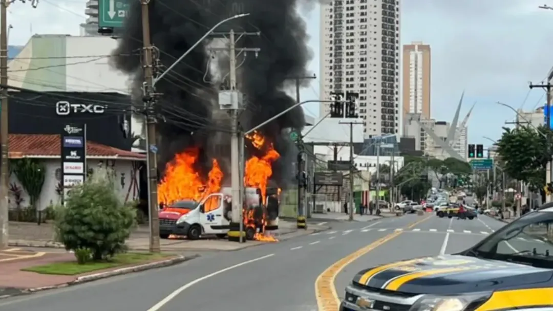 Ambulância pega fogo e causa interdição por risco de explosão no Setor Marista