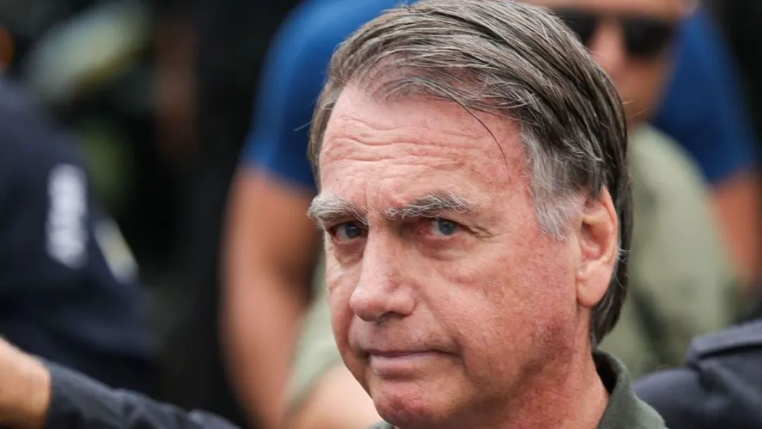 Bolsonaro melhora de infecção pulmonar, mas defesa insiste em prisão domiciliar