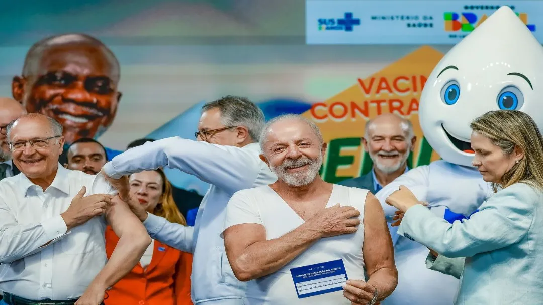 Lula lança campanha da gripe e é vacinado em Anápolis
