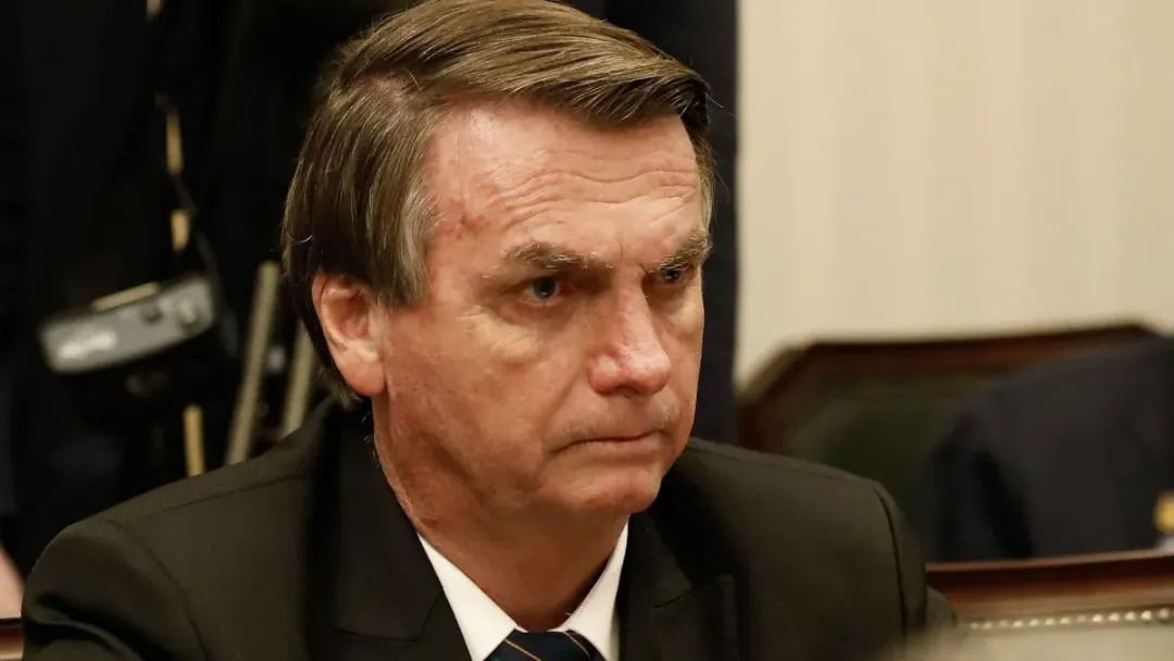 Bolsonaro tem alta e cumpre prisão domiciliar
