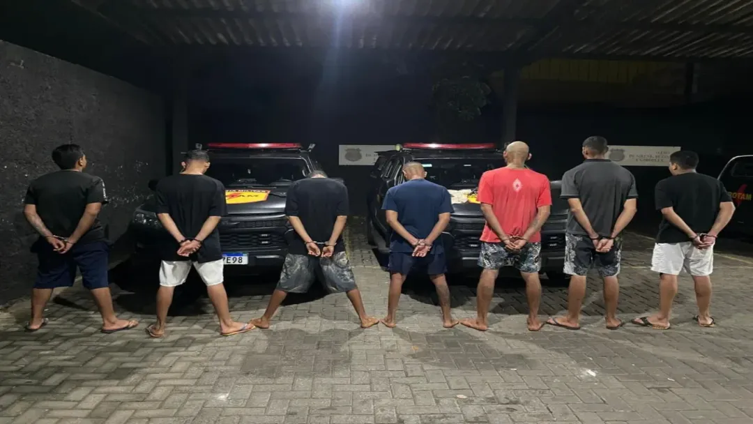 Uma briga entre integrantes de torcidas organizadas do Goiás e do Vila Nova terminou com um morto, dois feridos e sete presos na noite do último domingo (22), no Setor Antônio Carlos Pires, região norte de Goiânia. A vítima fatal foi identificada como Rodrigo Cavalcante, de 17 anos. A operação de resposta foi conduzida pela ROTAM, com apoio do serviço de inteligência da Polícia Militar. O confronto O confronto ocorreu por volta das 23h e envolveu torcedores dos dois clubes goianos. Três pessoas foram atingidas durante a briga generalizada. Rodrigo Cavalcante, de 17 anos, não resistiu aos ferimentos e morreu no local. Os outros dois feridos, todos torcedores do Goiás, foram socorridos e encaminhados ao Hospital de Urgências de Goiânia — o Hugol. A operação policial Após acionamento via COPOM, equipes da ROTAM foram deslocadas para a região. Com apoio do serviço de inteligência, os policiais identificaram e localizaram os suspeitos, efetuando a prisão de sete pessoas com envolvimento direto nos crimes de homicídio e tentativa de homicídio. Durante a operação, foram apreendidos um revólver calibre .38, uma garrucha calibre .36, além de munições de diferentes calibres — .38, .380 e .32. Dois veículos utilizados na ação criminosa também foram recolhidos. A ocorrência foi registrada sob o RAI 46494958, na data de 23 de março de 2026. Os sete detidos foram encaminhados às autoridades competentes. A Polícia Civil segue investigando o caso para identificar outros possíveis envolvidos e apurar a motivação do confronto. Contexto A morte de Rodrigo Cavalcante, um adolescente de 17 anos, evidencia a gravidade da violência entre torcidas organizadas em Goiânia. Brigas entre grupos ligados ao Goiás e ao Vila Nova têm histórico de episódios violentos na capital goiana. O confronto da noite de domingo, com resultado fatal e uso de armas de fogo, reacende o debate sobre o controle e a segurança em torno das torcidas organizadas no estado. A rapidez da resposta policial e as prisões efetuadas na mesma noite indicam atuação preventiva do serviço de inteligência da PM.
