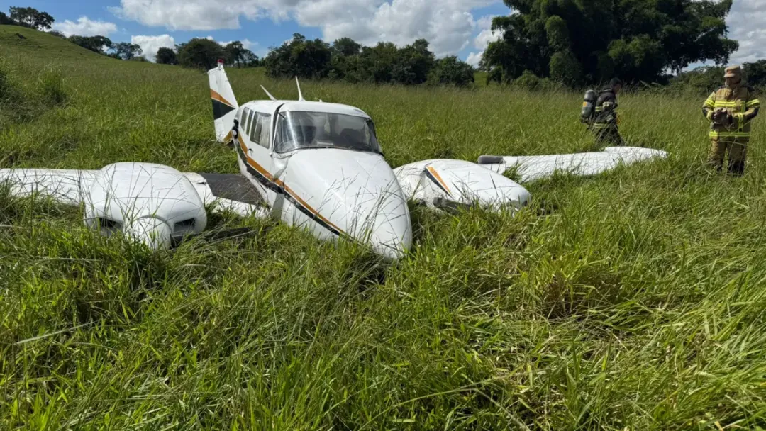 Avião faz pouso de emergência e pega fogo em Trindade; veja detalhes