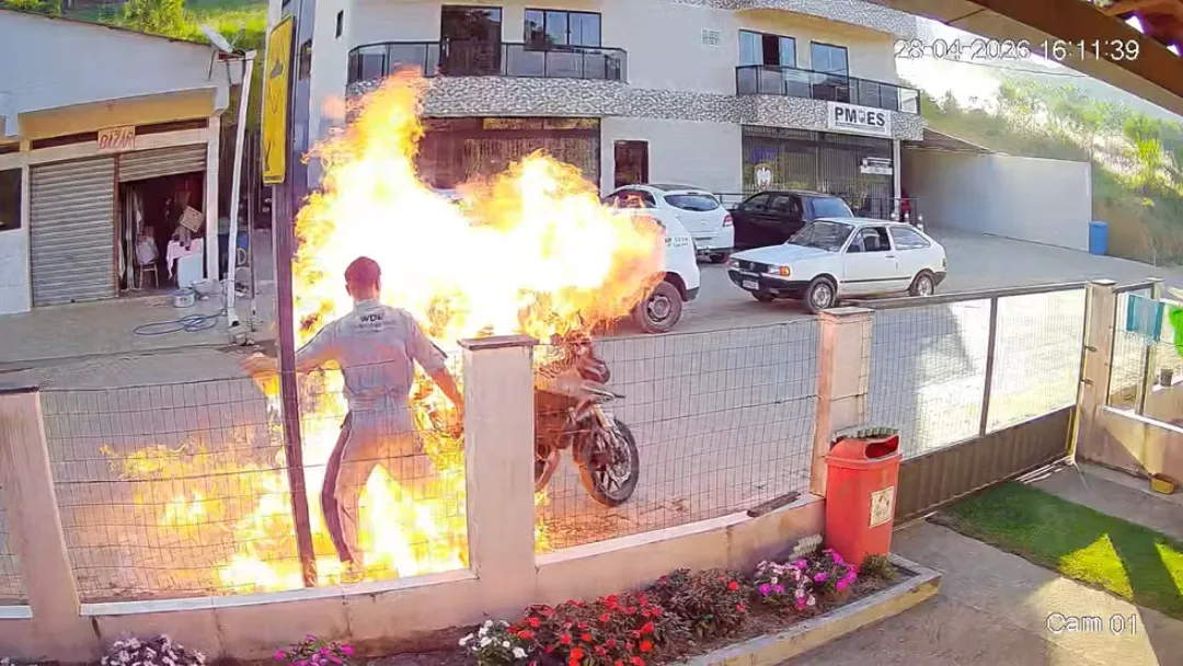 Homem ateia fogo em moto e mãe é intubada no ES