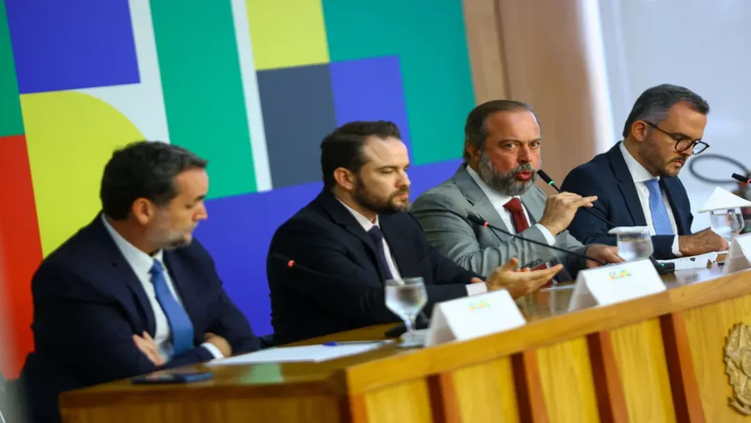 Governo anuncia pacote para conter alta dos combustíveis