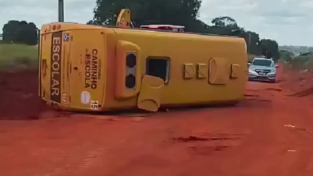 Ônibus com crianças tomba após falhas em Mozarlândia