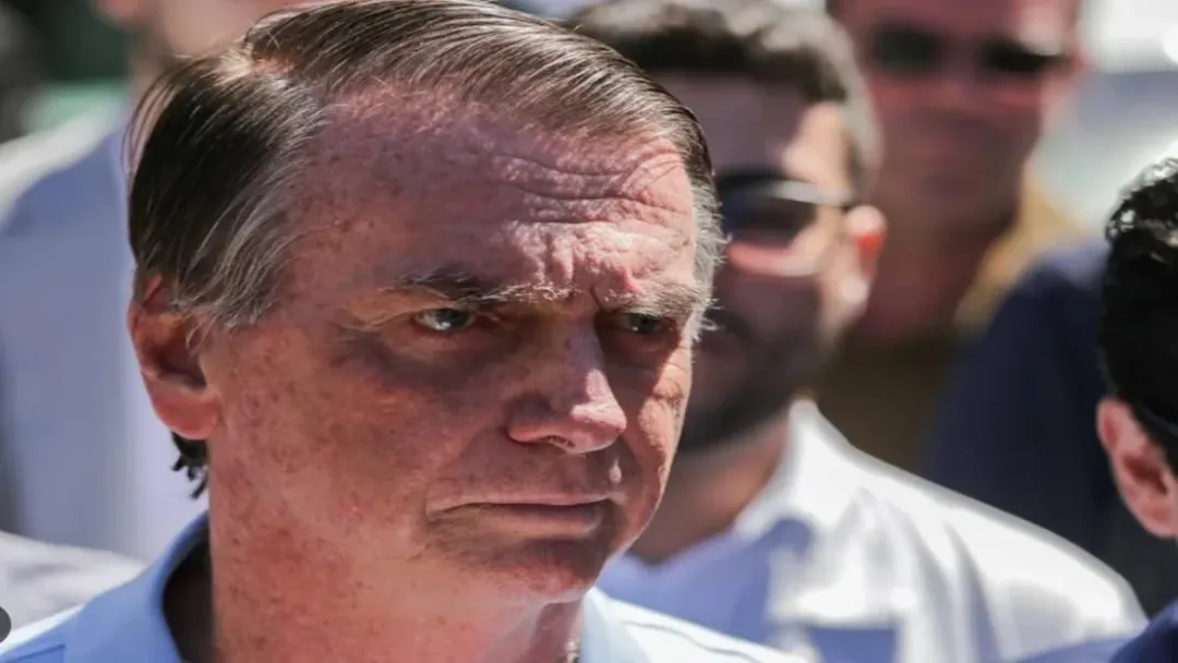 Bolsonaro deixa prisão domiciliar para cirurgia no ombro