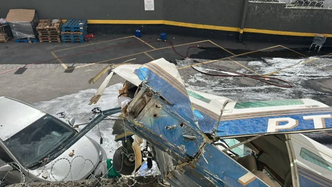 Avião cai em Belo Horizonte e deixa dois mortos