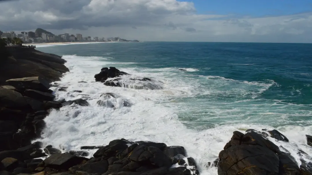 Marinha emite alerta de ressaca com ondas de até 3,5m no RJ