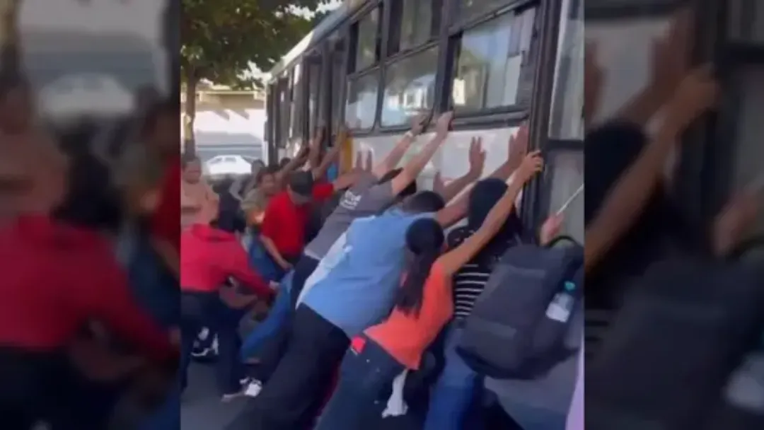 Populares erguem ônibus e salvam motociclista
