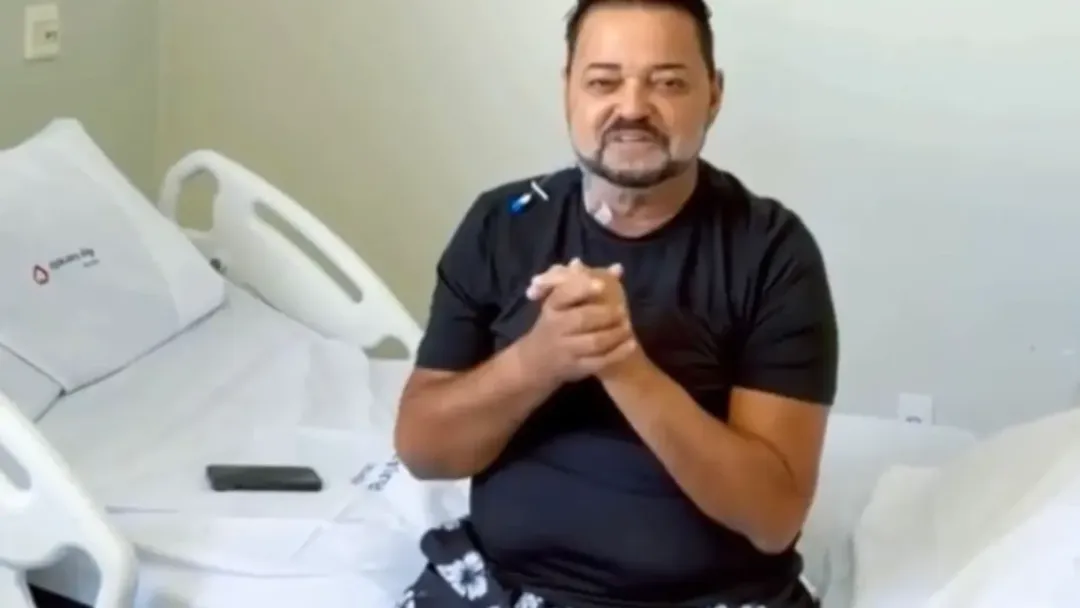 Cantor Ray recebe alta hospitalar após seis dias internado em Goiânia
