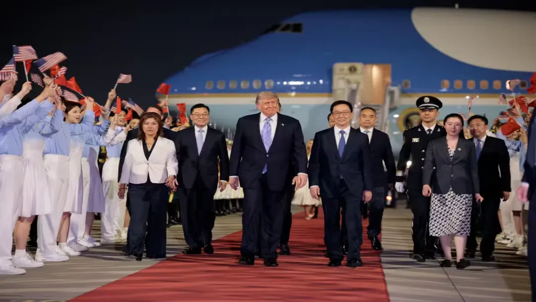 Trump chega à China para encontro com Xi Jinping e discute comércio e tecnologia