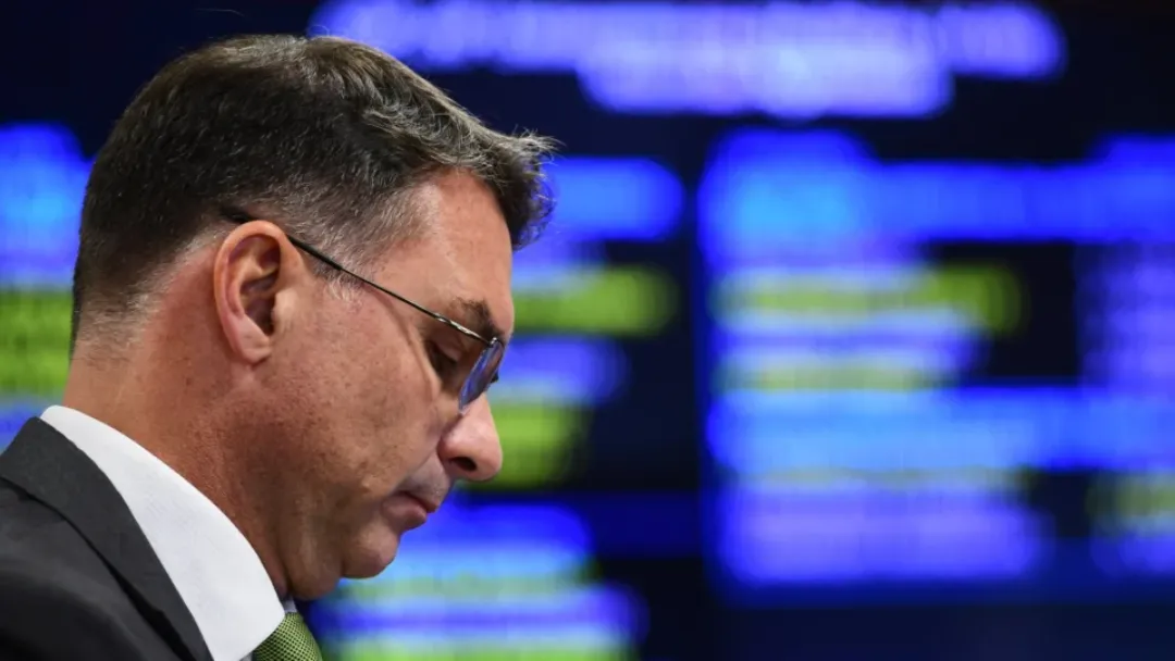 Áudio com banqueiro derruba Flávio em pesquisa