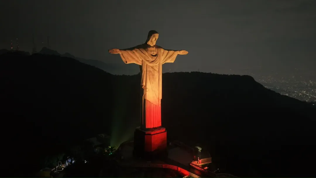 Cristo Redentor recebe iluminação especial para divulgar Totus Tuus 2026 em Goiânia