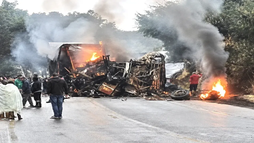 Colisão entre ônibus e carreta deixa ao menos 8 mortos na BR-251 em Minas Gerais