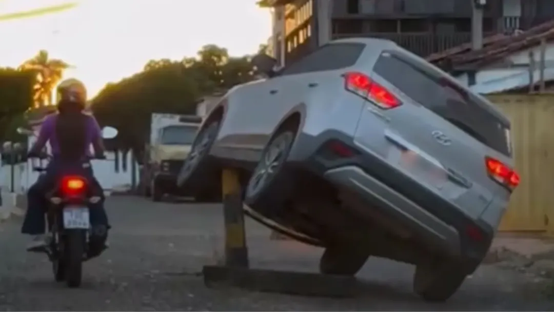 Motorista sobe carro em balizador e viraliza no Centro Histórico de Pirenópolis