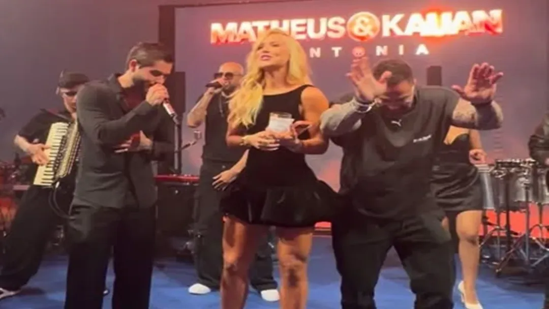 Virginia sobe ao palco com Zé Felipe durante música romântica e web reage