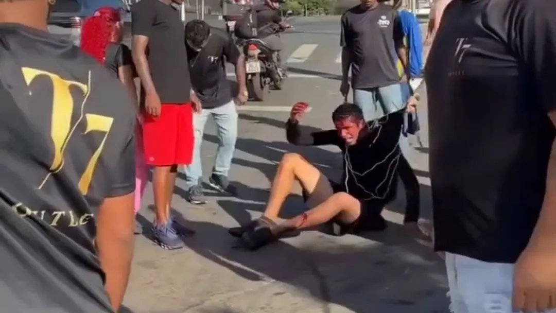 Homem é agredido por populares após suspeita de tentativa de feminicídio na Região da 44, em Goiânia