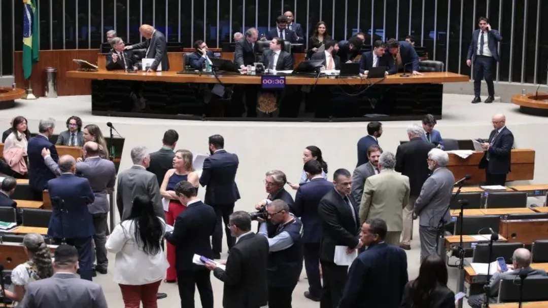 Câmara aprova PEC que reduz jornada de trabalho e prevê fim da escala 6x1