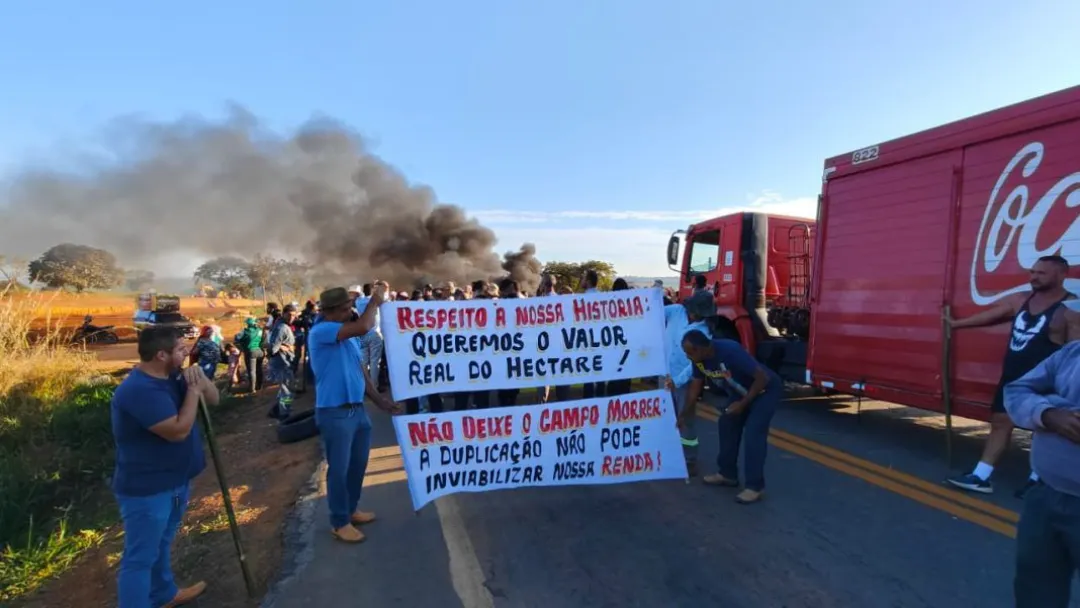 Produtores fecham GO-330 em protesto contra desapropriações em Goiás