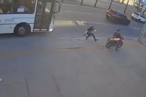 Homem morre após cair na pista e ser atropelado por ônibus na Avenida Mutirão, em Goiânia